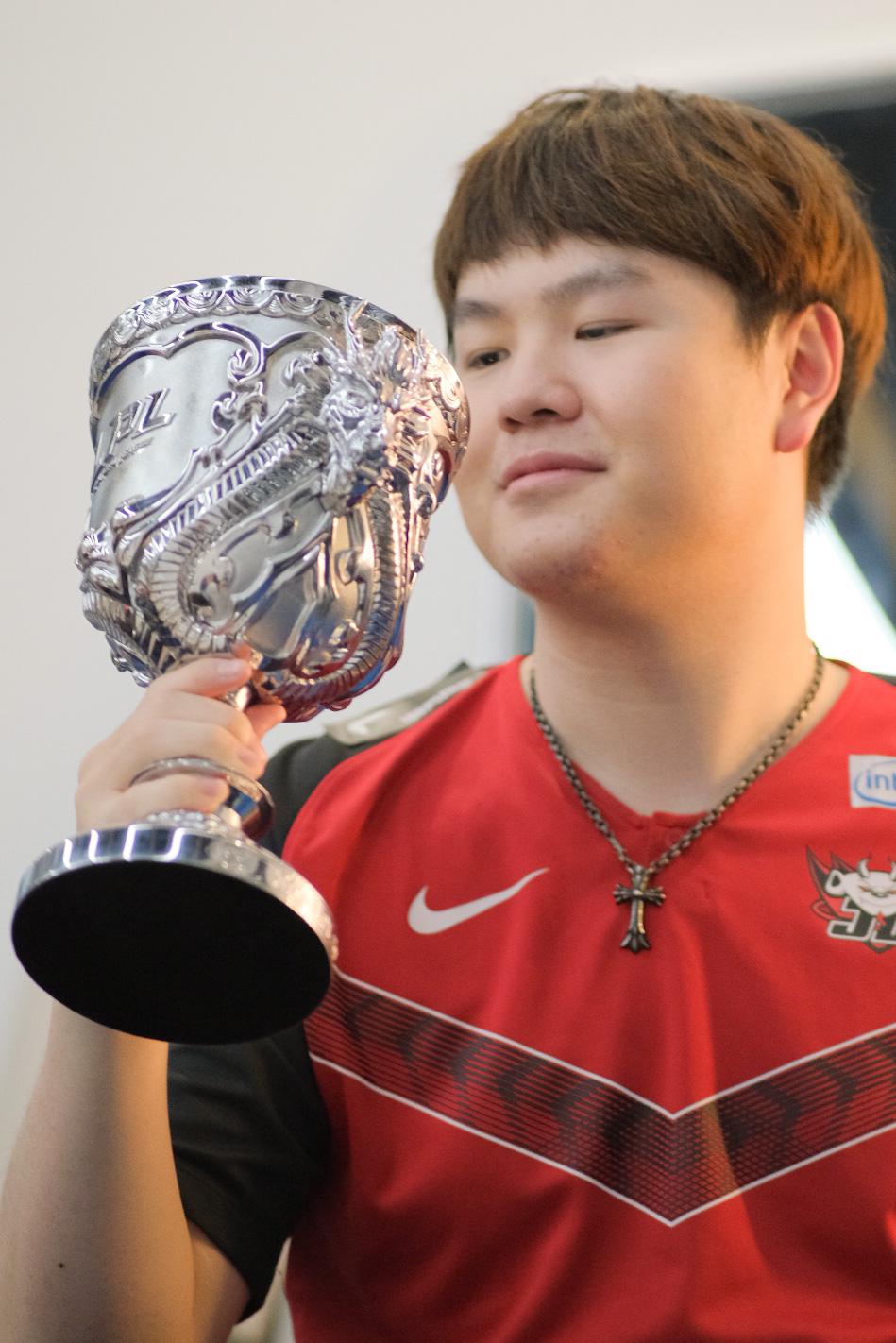 开云APP-BRO横扫V5，Knight开启传奇时刻鏖战多局全球总决赛，技惊四座