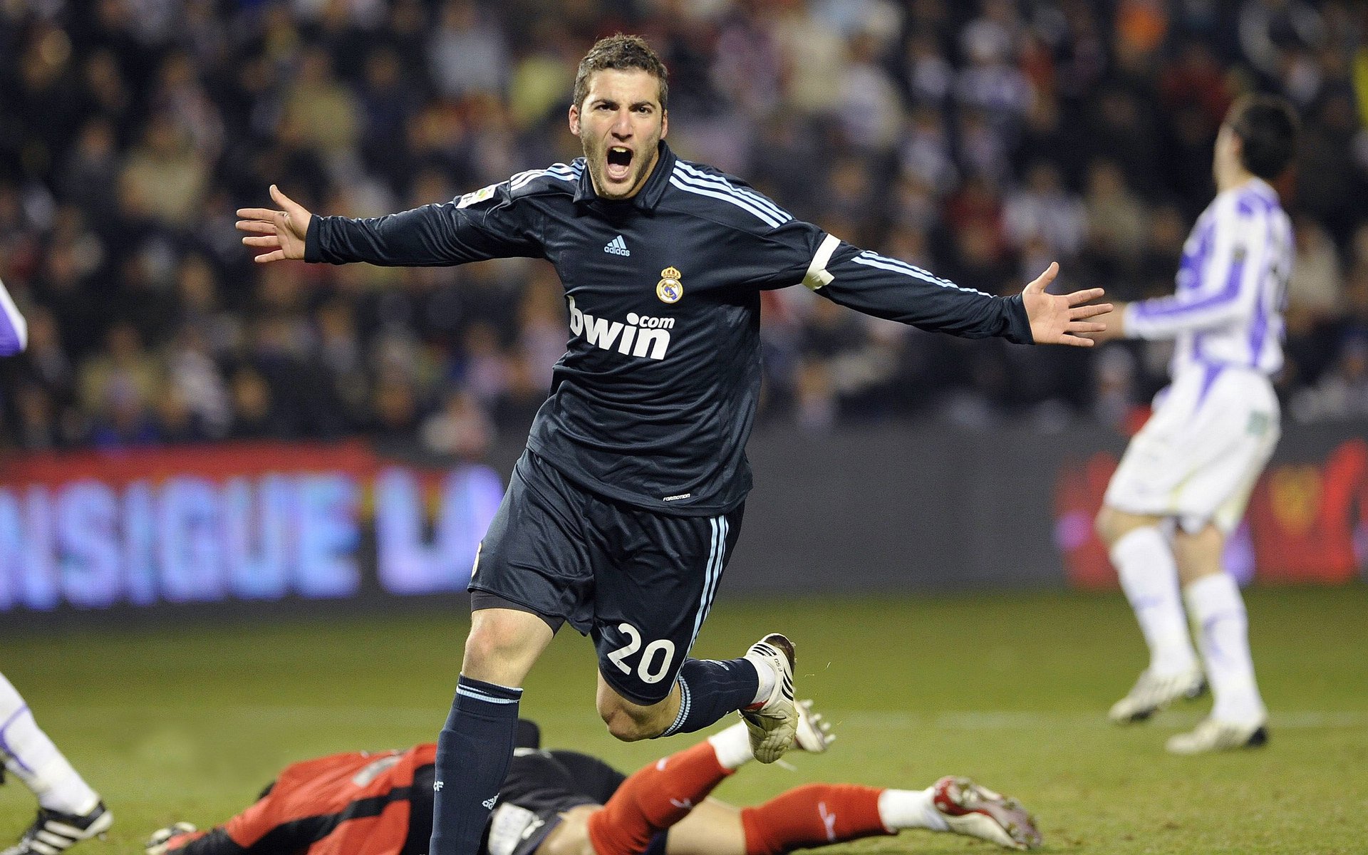 欧冠淘汰赛上演南半球风暴，新西兰神秘力量一波流带走马赛，战术革命还是偶然奇迹？